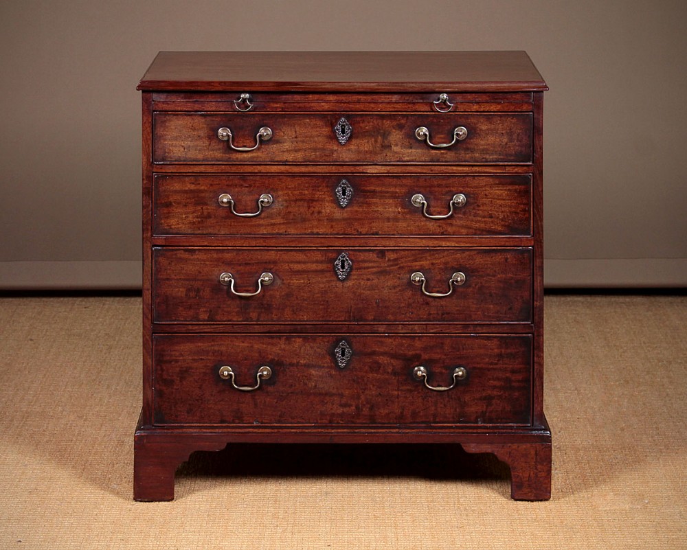 Small Georgian Bachelor’s Chest of Drawers c.1790.