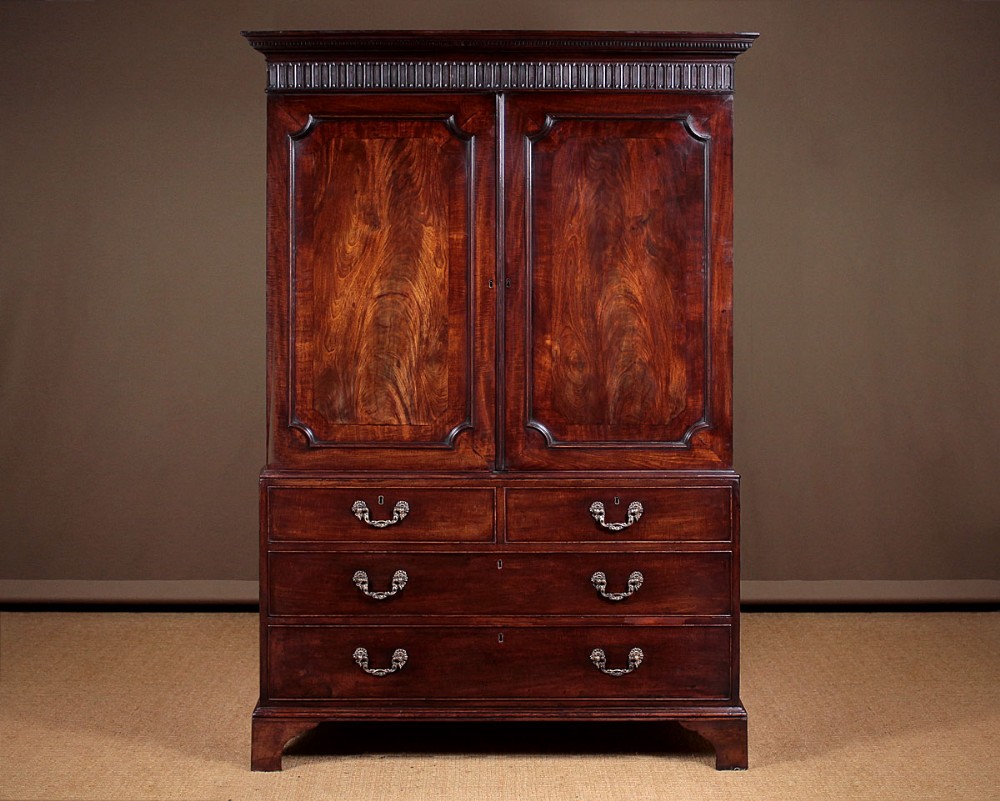 Georgian Mahogany Linen Press c.1800.