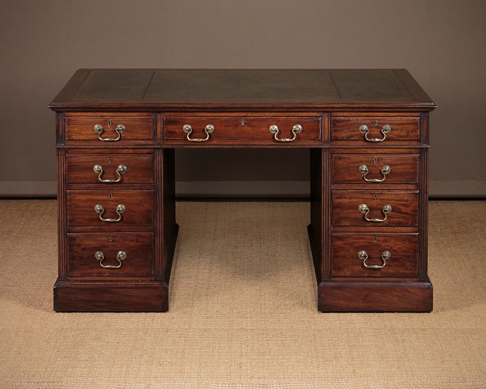 Early 20th.c. Mahogany Pedestal Desk c.1920.