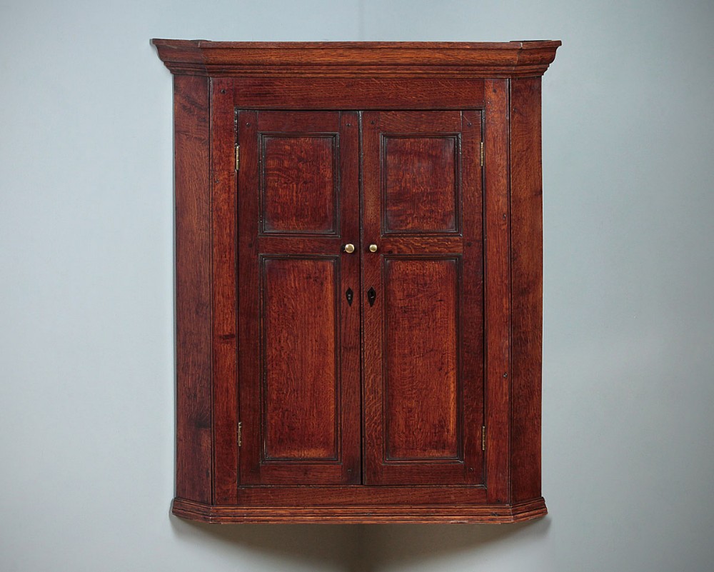 Georgian Oak Flat Front Corner Cupboard c.1800.