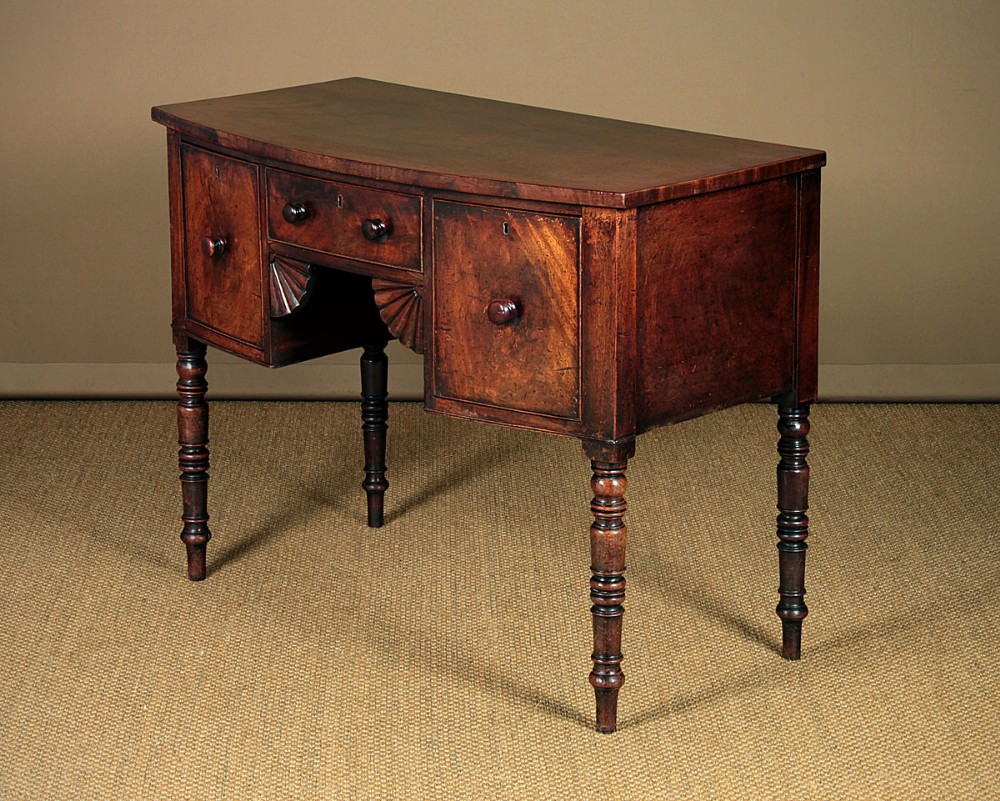 Small Georgian Mahogany Sideboard c.1810.