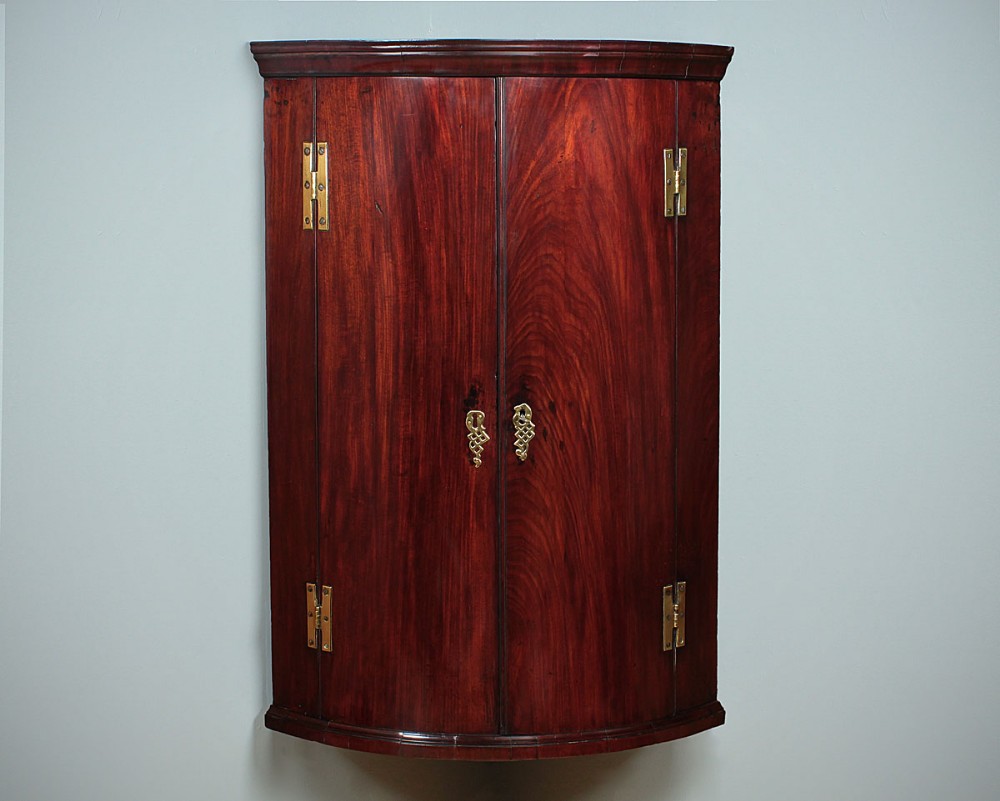 Georgian Mahogany Bow Front Corner Cupboard c.1800.