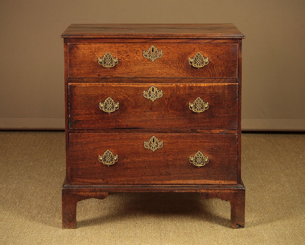 Small Georgian Oak & Elm Chest of Drawers c.1800.