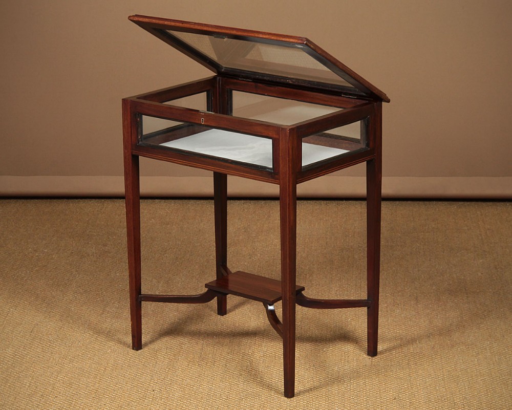 Quality Mahogany Bijouterie Table c.1905.