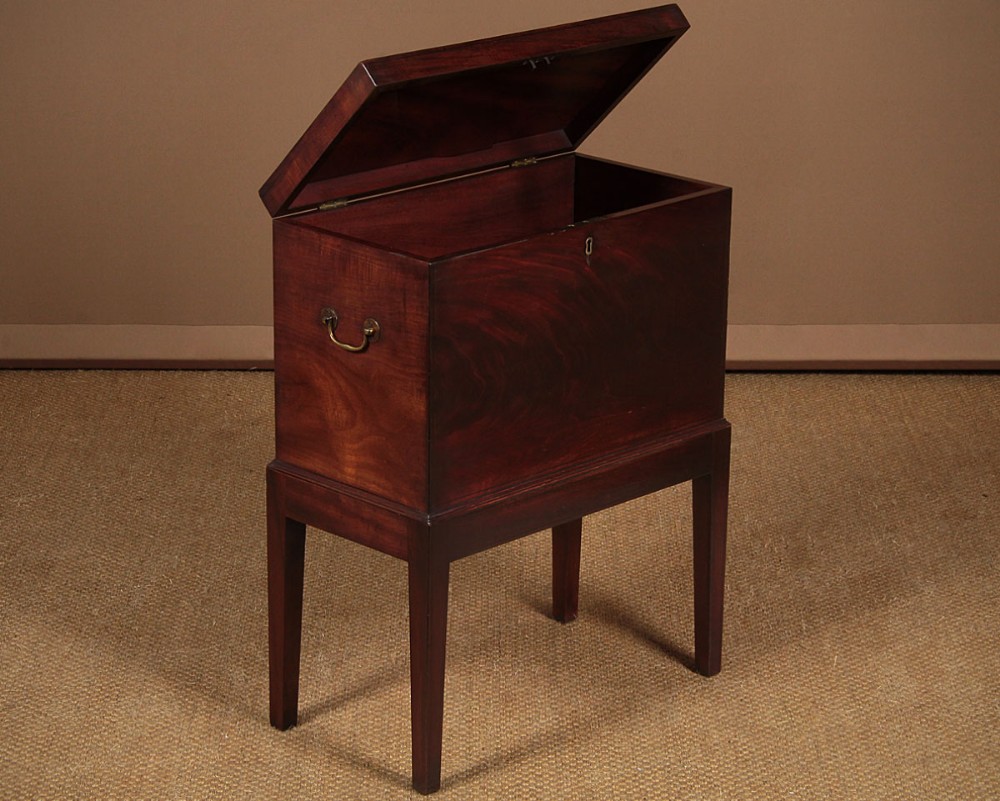 Georgian Mahogany Cellarette c.1800.