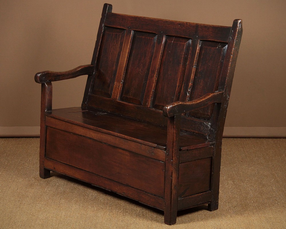 Small Welsh Oak Box Settle c.1750.