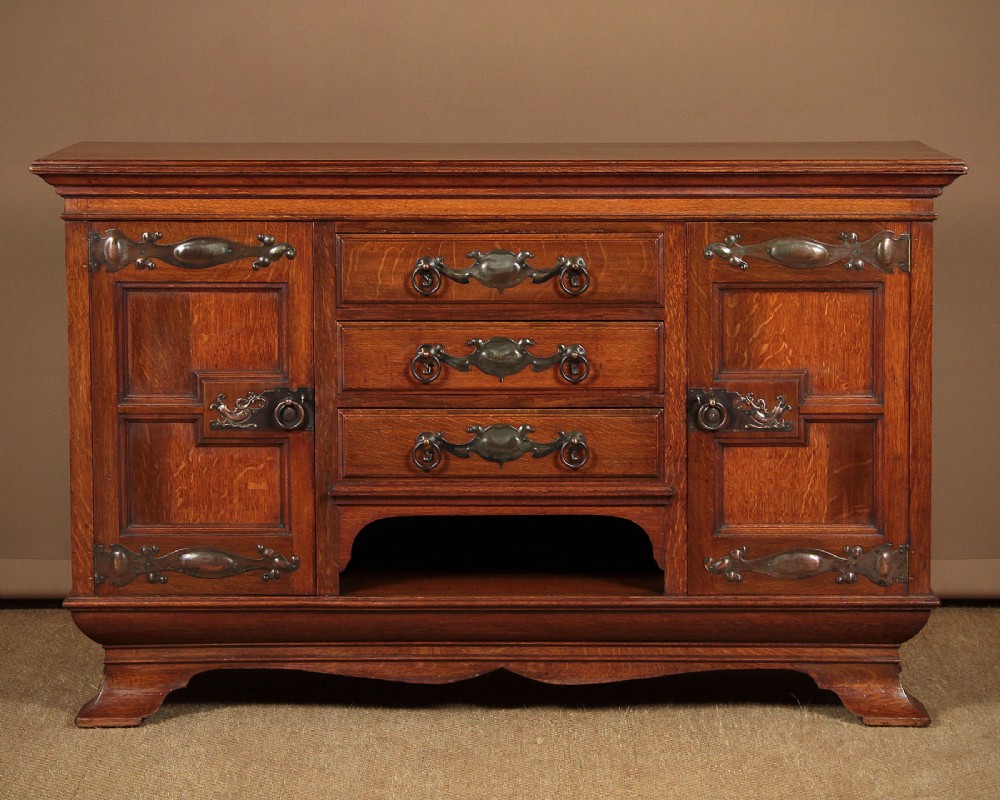 Arts & Crafts Oak Sideboard c.1900.