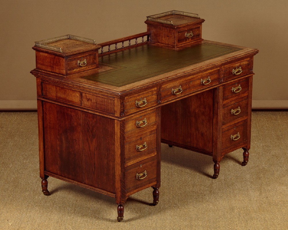 Oak Kneehole Desk c.1890