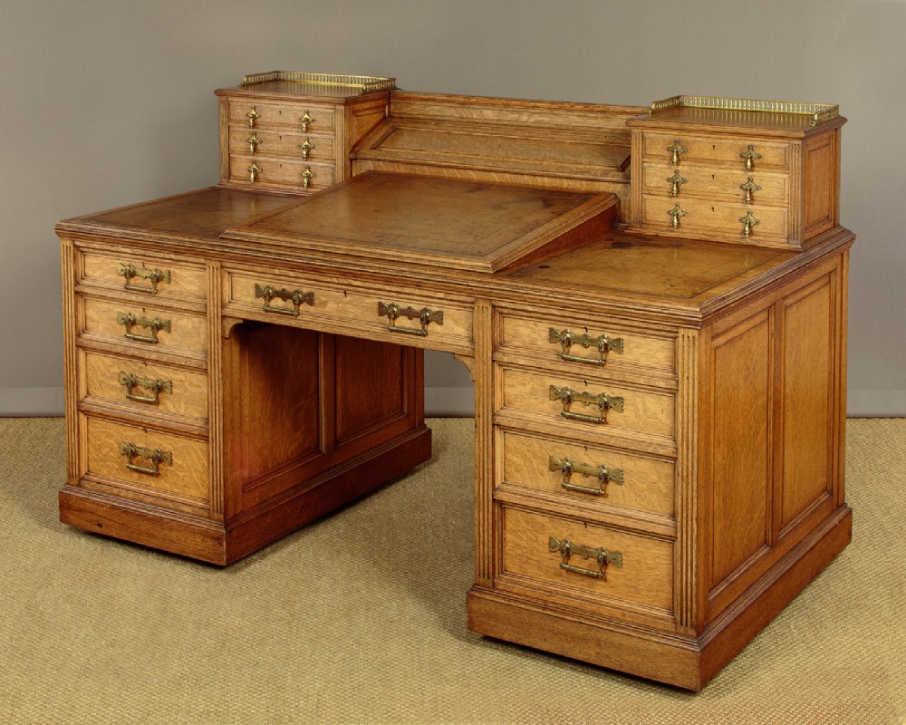 Large Oak Kneehole Desk by Galloway & Sykes of Aberdeen c.1880.