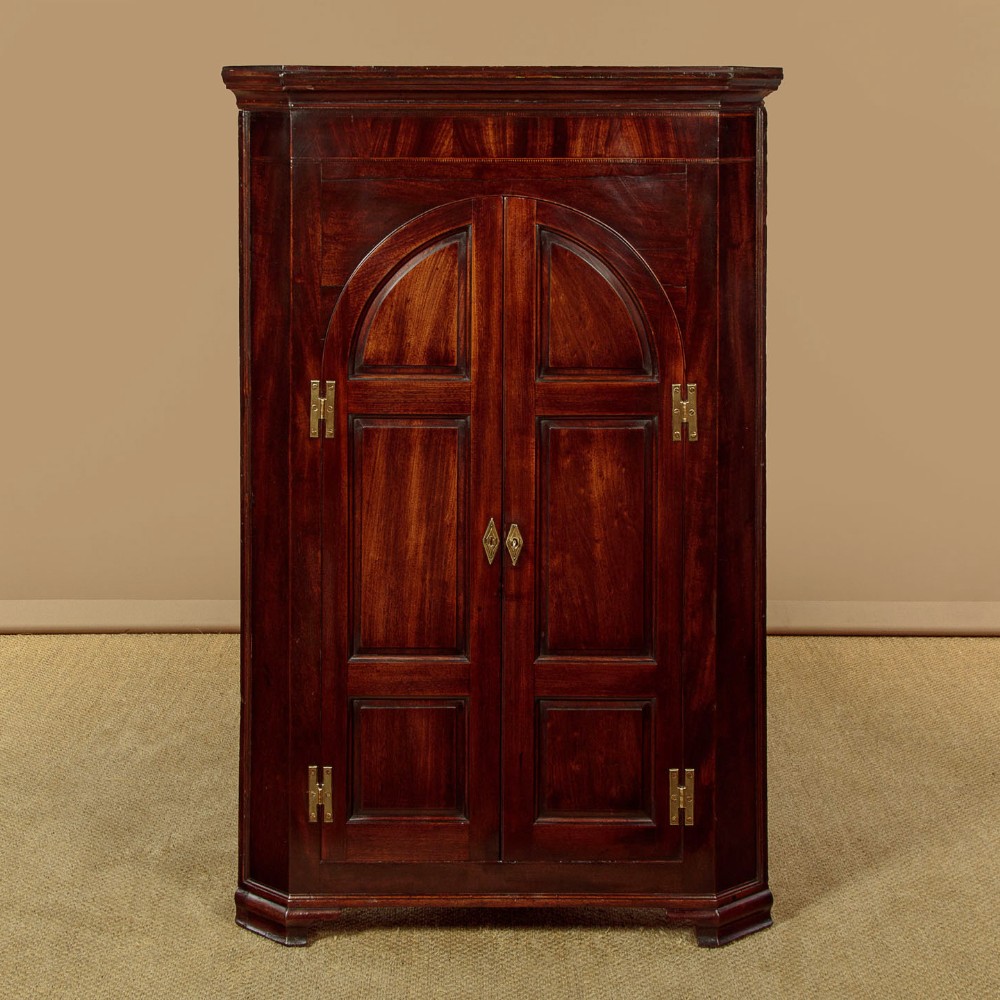 Georgian Mahogany Floor Standing Corner Cupboard c.1780