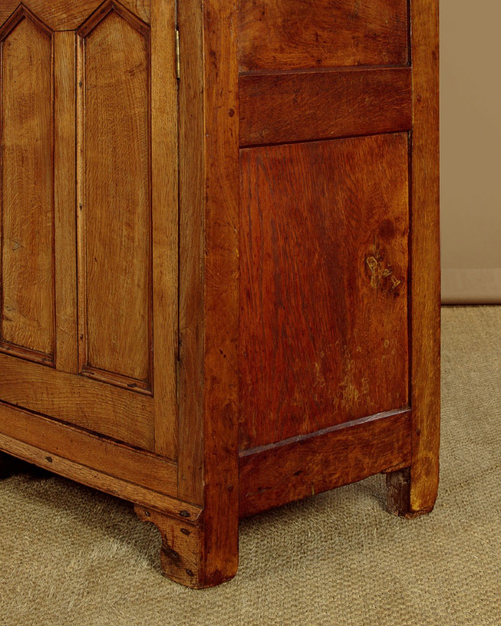 An antique nineteenth-century warm oak Welsh dog kennel dresser featuring an upper rack with glazed side cupboards above a three-drawer base with a central lower alcove. View XV