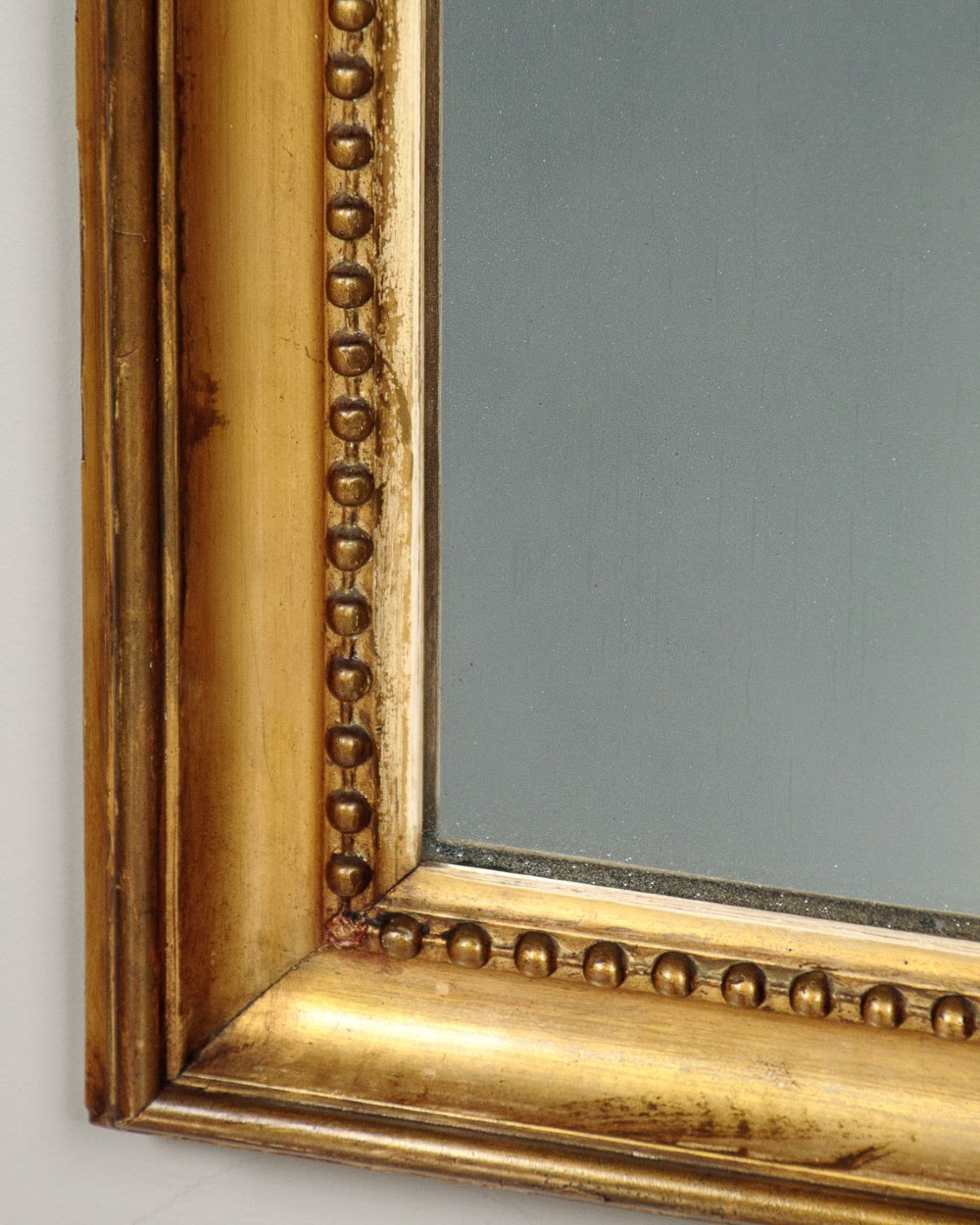 A large late Victorian giltwood overmantel mirror with an arched top, detailed beaded inner rim, and carved cresting featuring acanthus scrollwork. View VIII