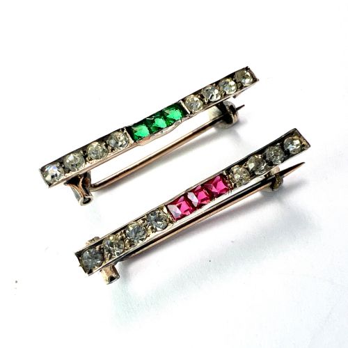 PAIR OF SMALL ART DECO RUBY AND EMERALD PASTE BROOCHES