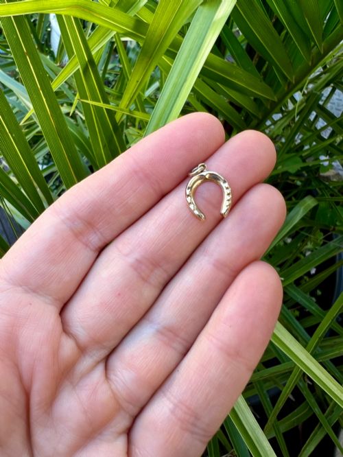 VINTAGE 1948 9CT GOLD LUCKY HORSESHOE CHARM PENDANT - ADDITIONAL PHOTO 4