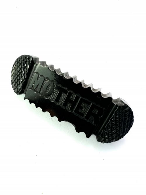 VICTORIAN CARVED WHITBY JET MOTHER BROOCH - ADDITIONAL PHOTO 2