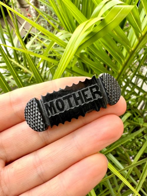 VICTORIAN CARVED WHITBY JET MOTHER BROOCH - ADDITIONAL PHOTO 5
