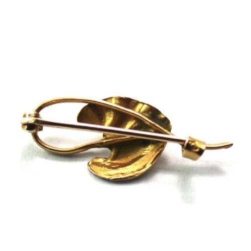 An Art Nouveau gold bar brooch shaped as a lily pad leaf holding a central cream pearl. View V