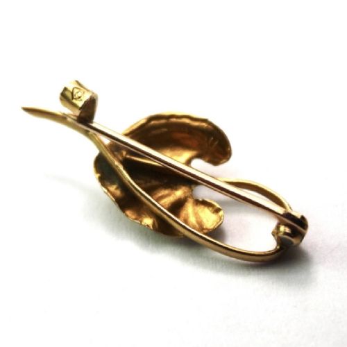 An Art Nouveau gold bar brooch shaped as a lily pad leaf holding a central cream pearl. View VI