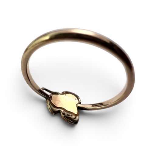 fig 1. A Victorian 9ct gold ring featuring three deep red garnets arranged in a floral design set upon a slim band.