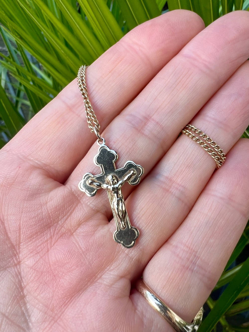 • Vintage 9CT Gold Crucifix Cross Pendant Necklace View III