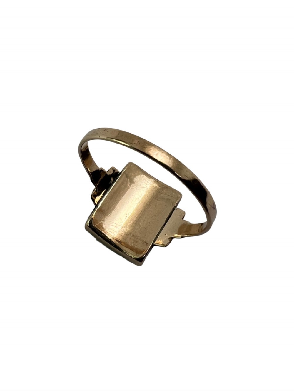 A rectangular 9ct gold ring set with a flat black onyx plaque featuring an detailed gold crab motif for the Cancer zodiac sign. View V