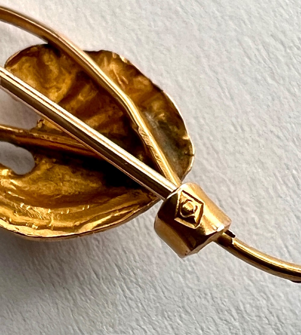 An Art Nouveau gold bar brooch shaped as a lily pad leaf holding a central cream pearl. View VII