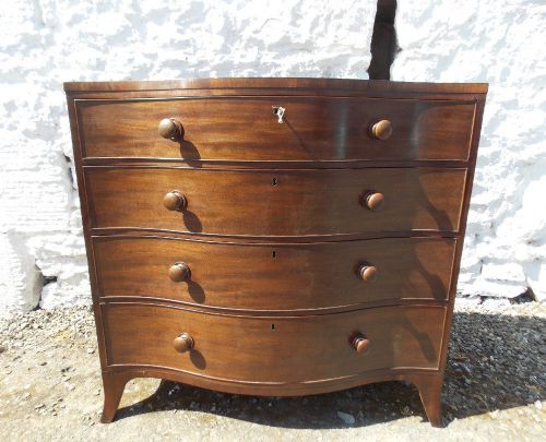 A Chatsworth House Georgian Mahogany Serpentine Fronted Chest of Drawers