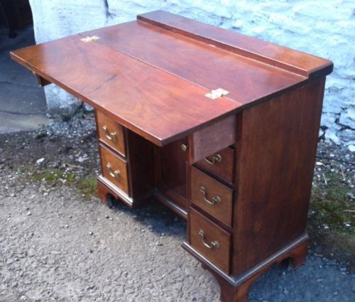 A Good Clean Georgian Mahogany Knee Hole Desk.