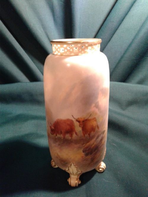 Worcester Tube Vase, with Pierced Fretted Rim Raised on Four Out Scrolled Pad Feet.
