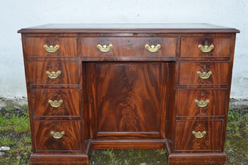 Georgian 18th Century Mahogany Kneehole Desk