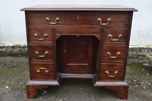 18th-century Mahogany Kneehole Desk
