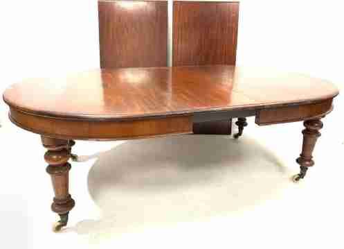 Large Victorian Mahogany Extending Dining Table with Three Extra Leaves