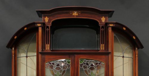 A FINE ART NOUVEAU PERIOD MAHOGANY AND MARQUETRY DISPLAY CABINET - ADDITIONAL PHOTO 3