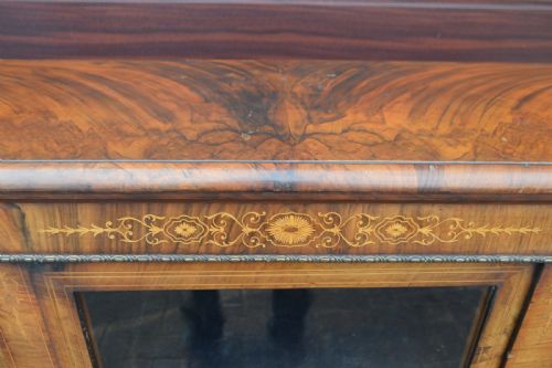 A VICTORIAN BURR WALNUT THREE DOOR BREAKFRONT BOOKCASE - ADDITIONAL PHOTO 5