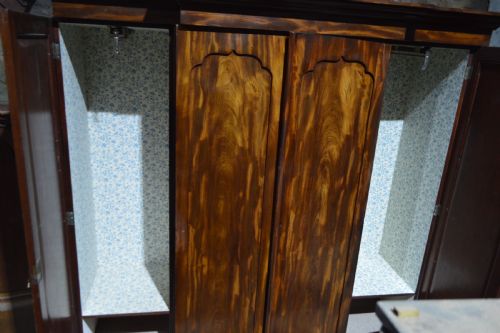 VICTORIAN FOUR DOOR BREAKFRONT FIGURED MAHOGANY WARDROBE - ADDITIONAL PHOTO 3