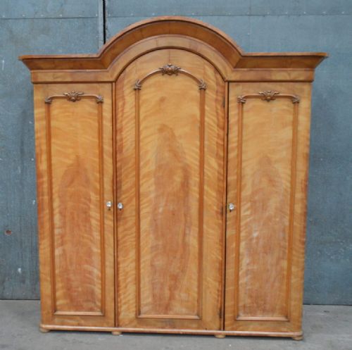VICTORIAN FIGURED BIRCH THREE PC BEDROOM SUITE WARDROBE - ADDITIONAL PHOTO 1