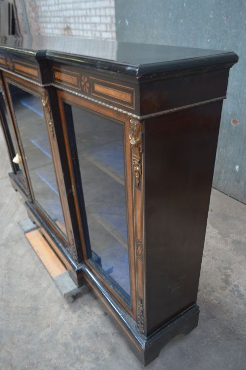 A VICTORIAN AMBOYNA AND INLAID EBONISED THREEDOOR BREAKFRONT BOOKCASE - ADDITIONAL PHOTO 4