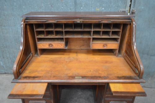 AN OAK ROLL TOP DESK CIRCA 1920S - ADDITIONAL PHOTO 1
