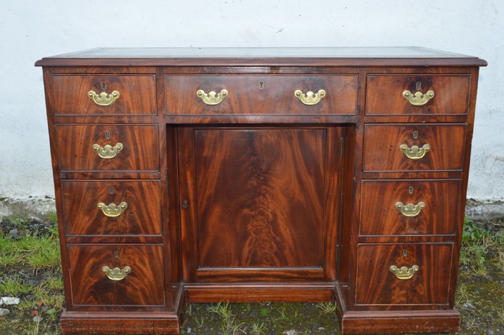 Georgian 18th century Mahogany Kneehole desk