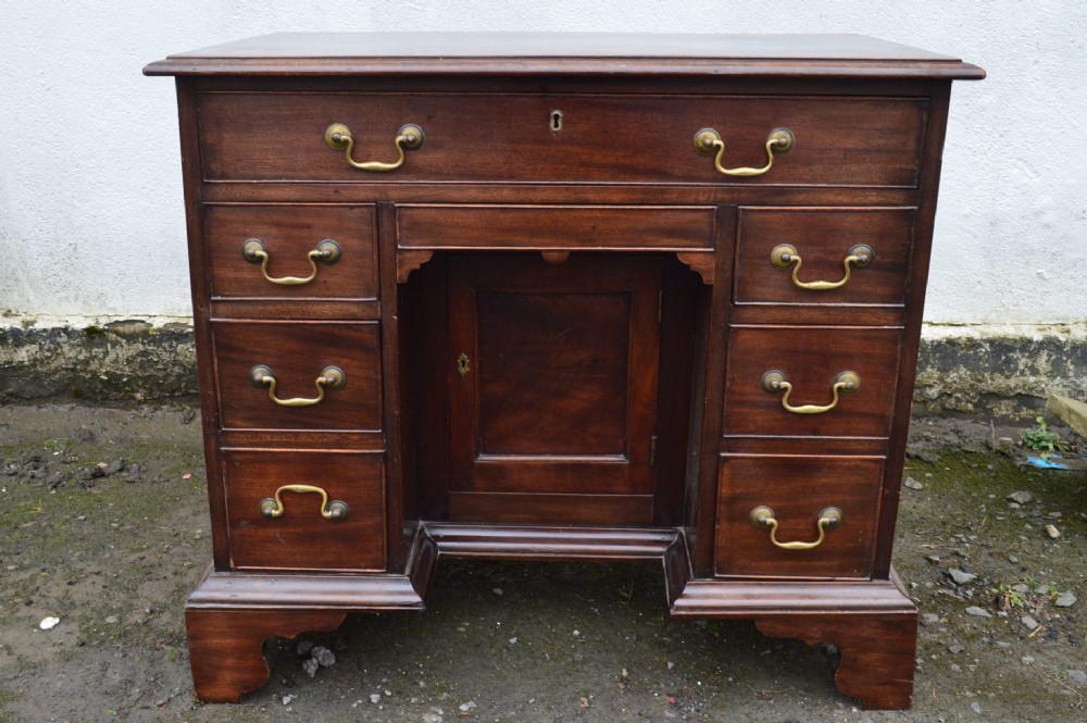 18th-century Mahogany Kneehole desk