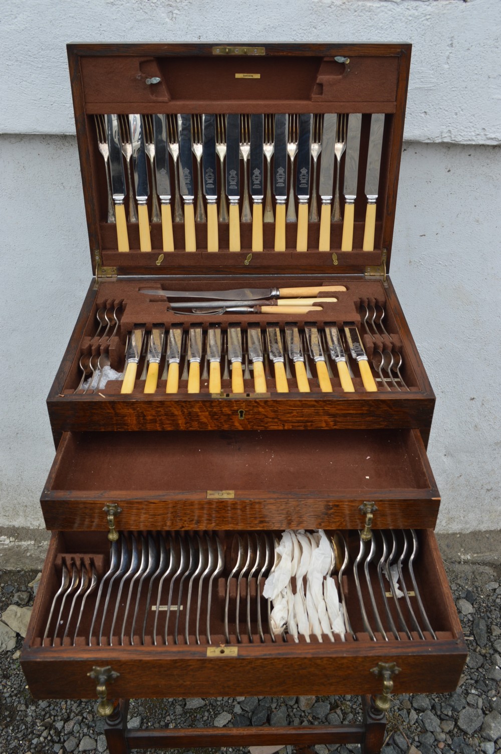 Bone handle sheffield steel cutlery case on stand