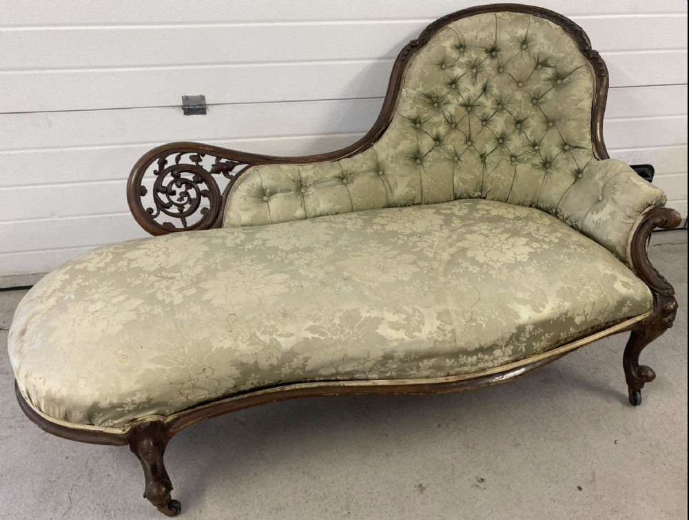 A Victorian Walnut chaise lounge
