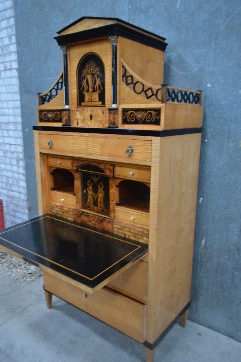 A fine maple Biedermeier secrétaire. Circa 1820s