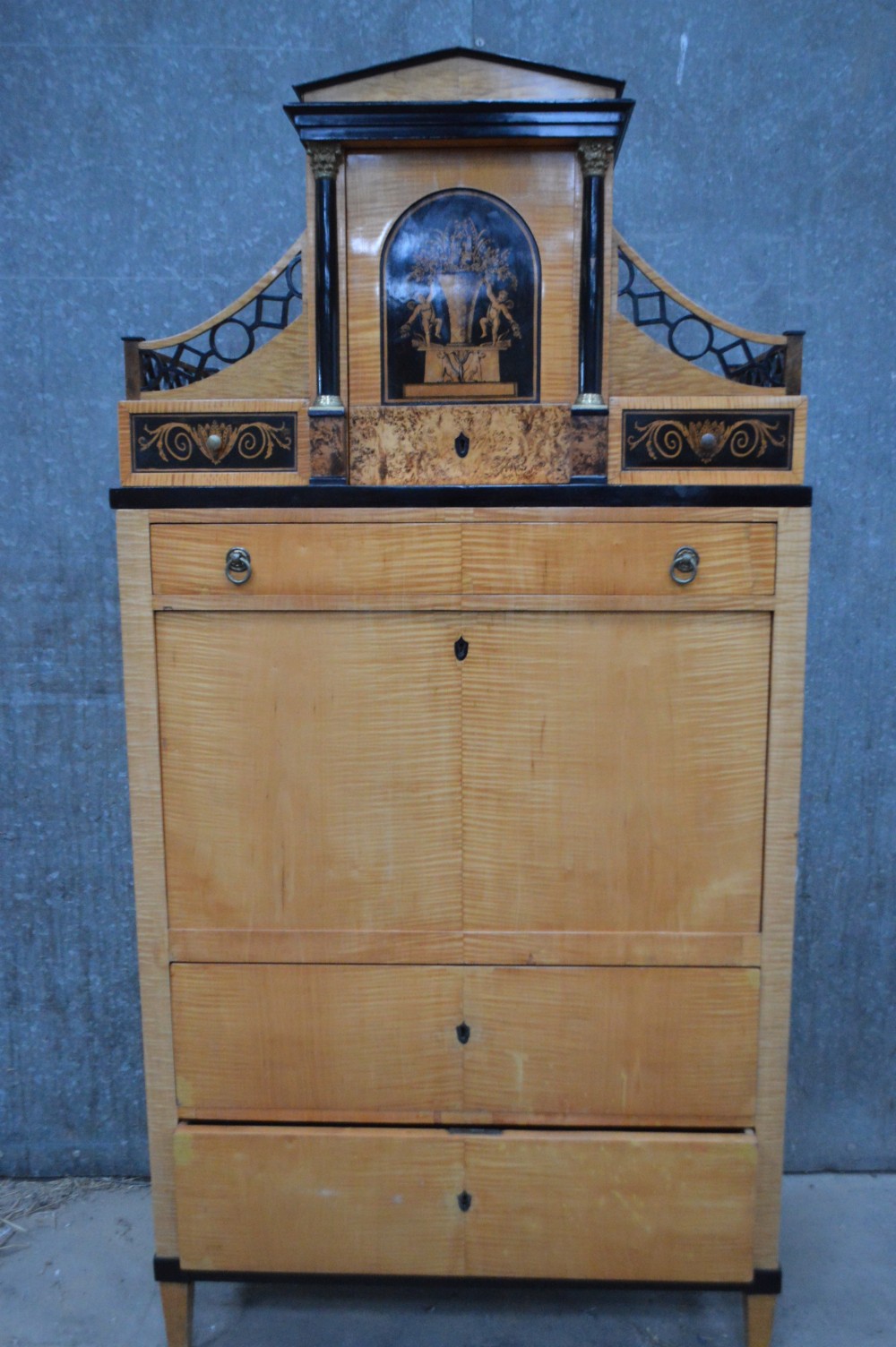 A fine maple Biedermeier secrétaire. Circa 1820s View III