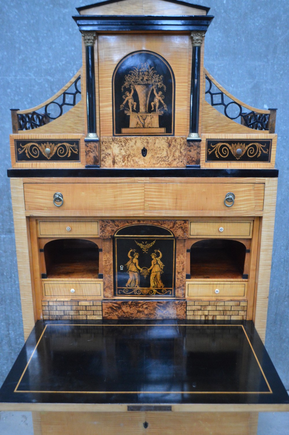 A fine maple Biedermeier secrétaire. Circa 1820s View IV