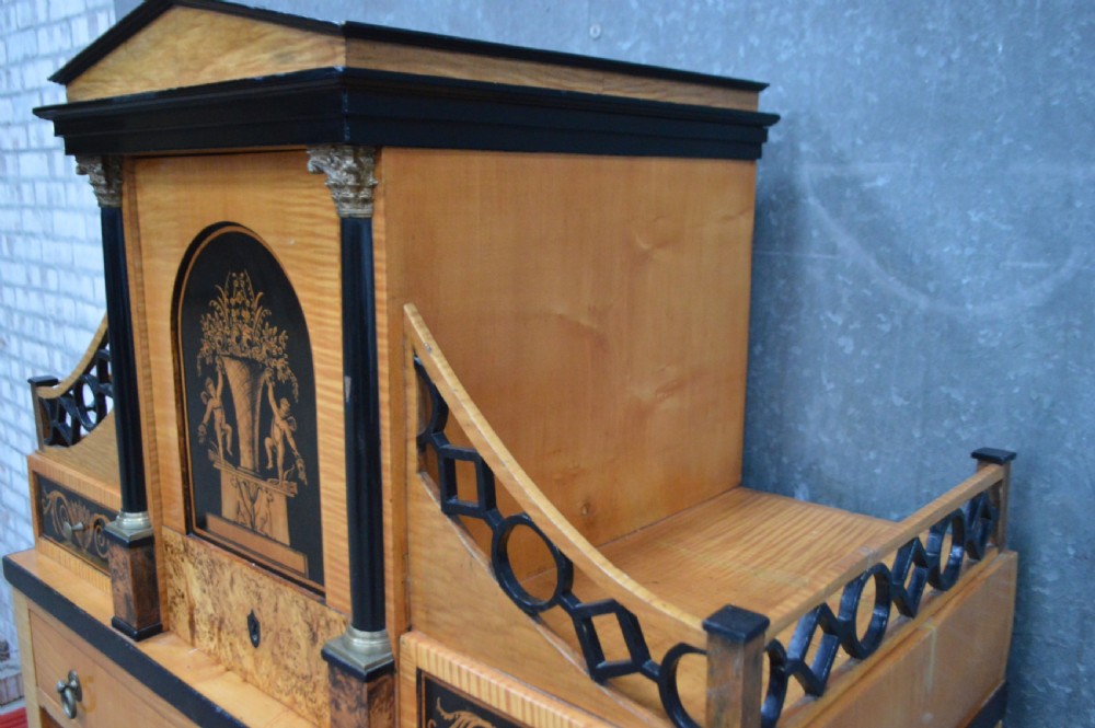 A fine maple Biedermeier secrétaire. Circa 1820s View IX