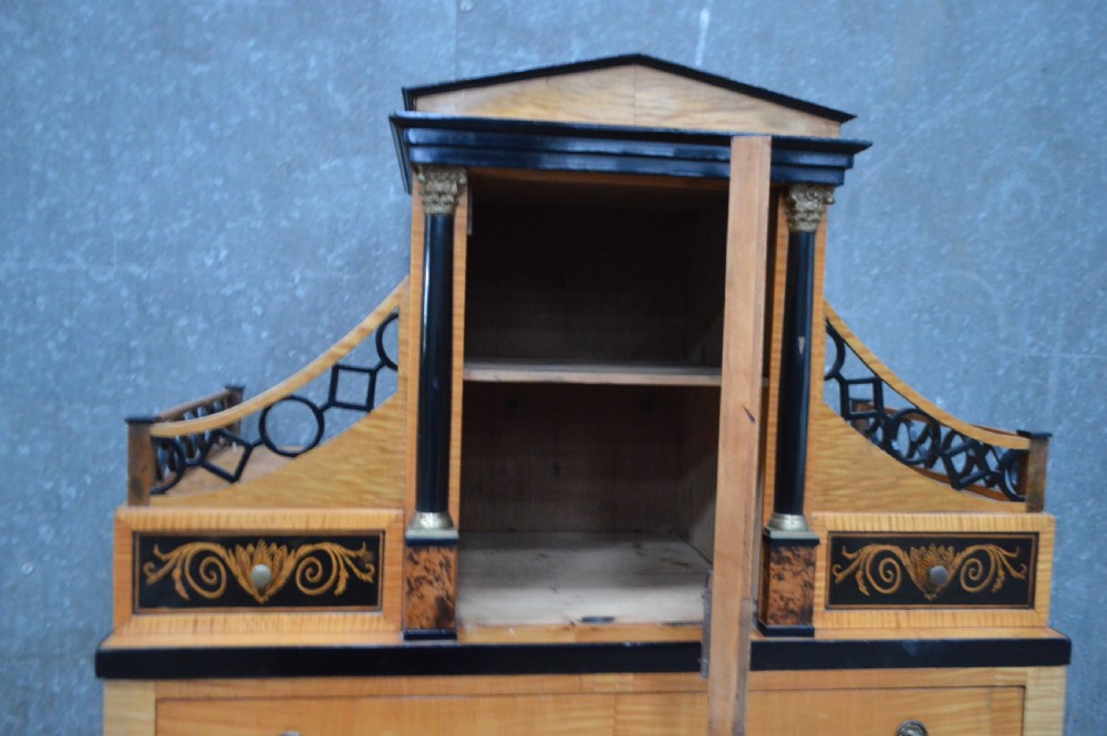 A fine maple Biedermeier secrétaire. Circa 1820s View X