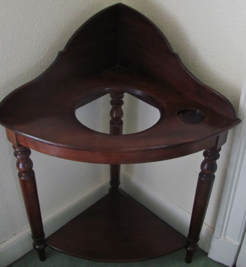 georgian mahogany corner washstand - CATEGORY: ANTIQUE MISCELLANEOUS - DATED GEORGIAN