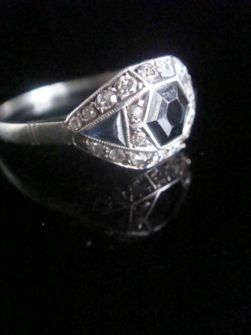 ART DECO PLATINUM FANCY CUT NATURAL SAPPHIRE AND DIAMOND 1920S RING - ADDITIONAL PHOTO 1