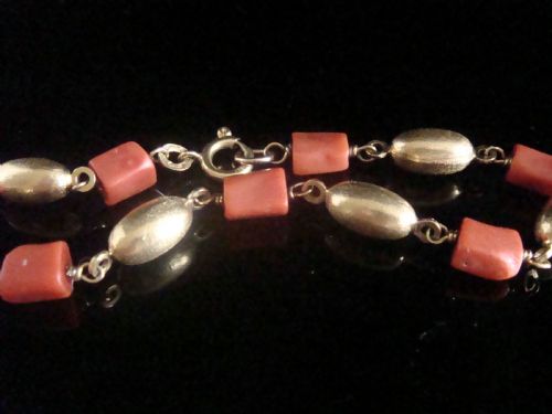 retro 1960s 18ct yellow gold natural coral bracelet - CATEGORY: ANTIQUE JEWELLERY - DATED 1960